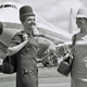 Un bellísimo 747-200 de Lufthansa en los años 70's parcialmente obstruido por dos sobrecargos alemanas de la misma aerolínea. Un retrato de una mejor época de cuando las azafatas se seleccionaban primordialmente por criterios estéticos.